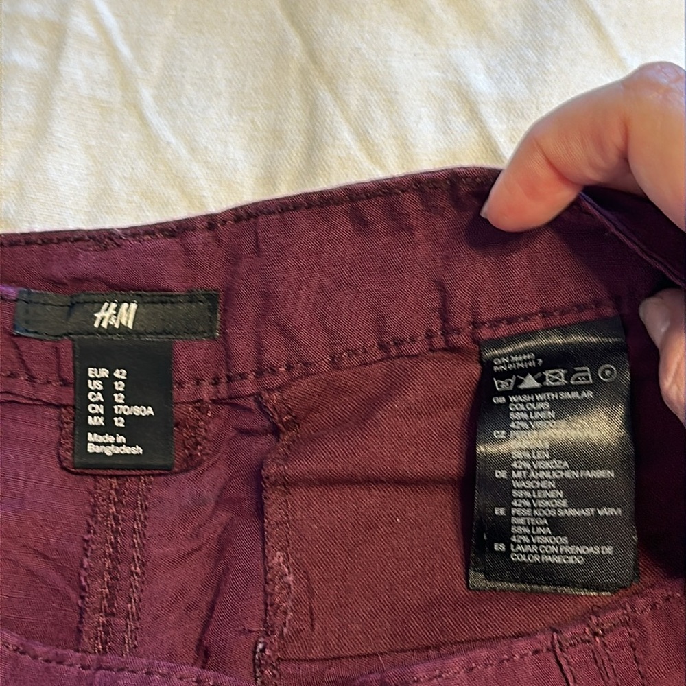 Early 2000’s H&M low rise linen shorts. Maroon. Size 12. 58% Linen 42% Viscose. - Picture 3 of 6